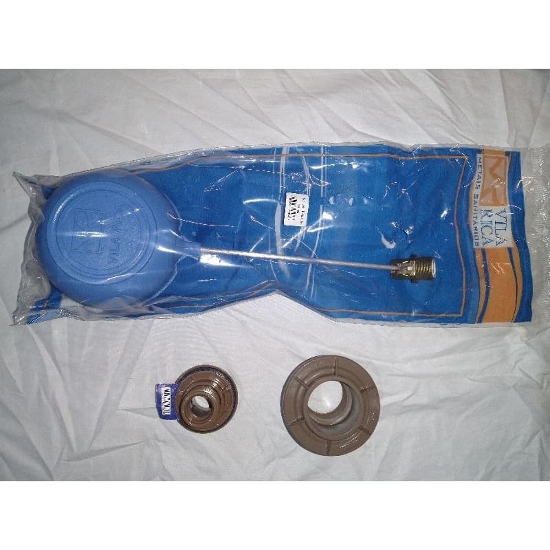 Kit de torneira boia com boia azul e componentes metálicos, em fundo branco