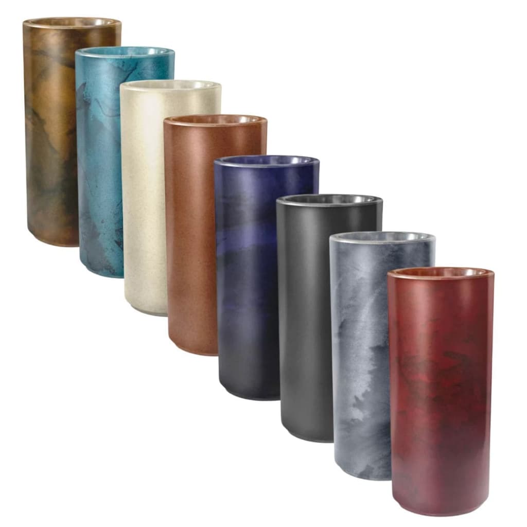 Sete vasos cilíndricos de polietileno em várias cores - marrom, azul, cinza, bege, vermelho, preto e azul escuro