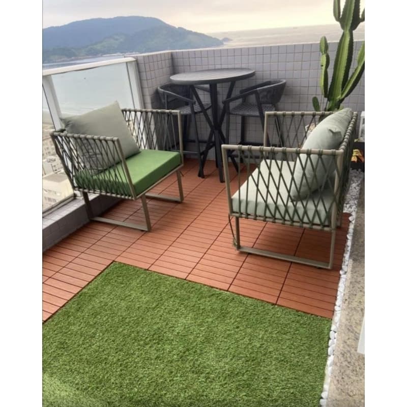 Kit de deck modular plástico para piscina, sauna, box, jardim com cadeiras e mesa na varanda