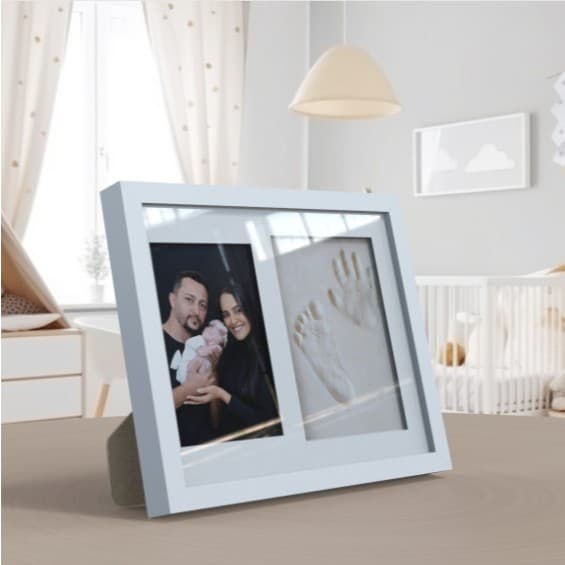 Porta retrato branco com foto de família e impressão de mão de bebê