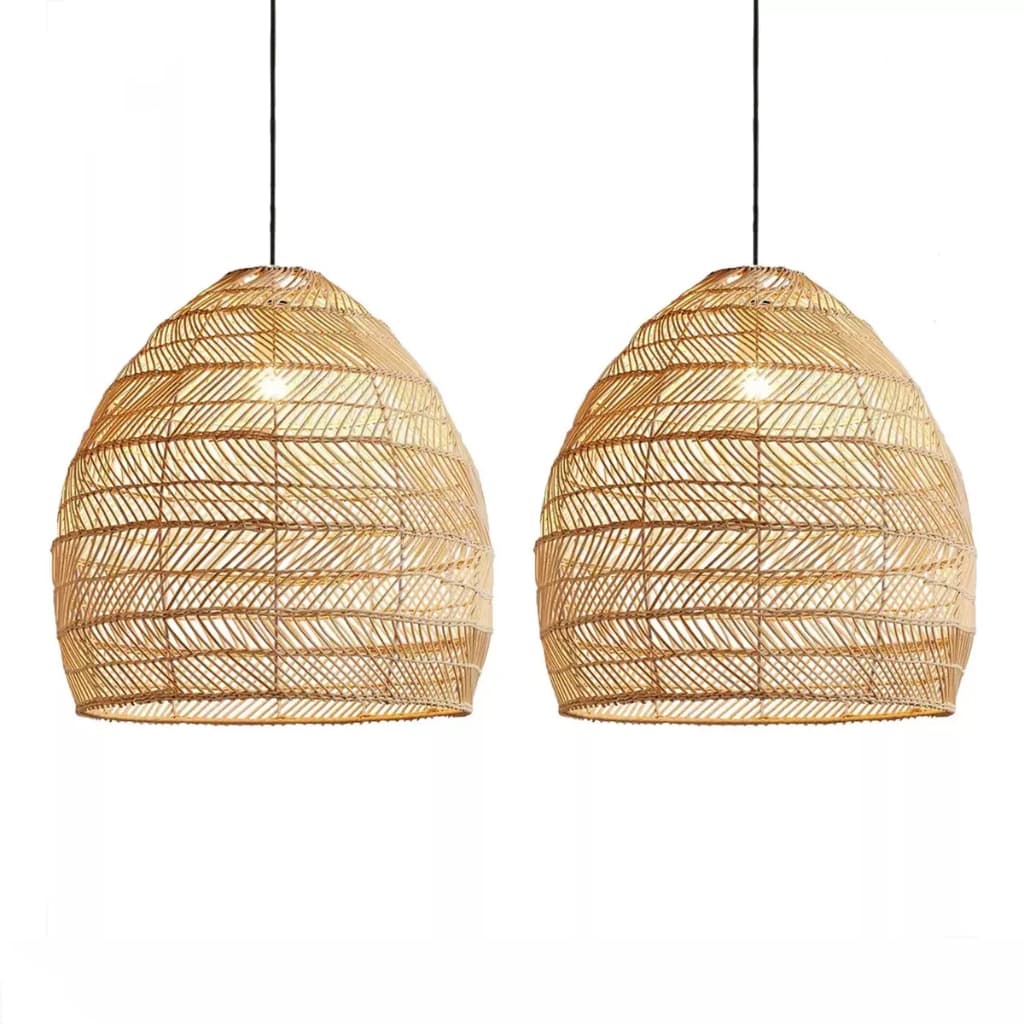Duas luminárias pendentes artesanais de fibra natural de rattan, design em forma de cone, iluminadas internamente.