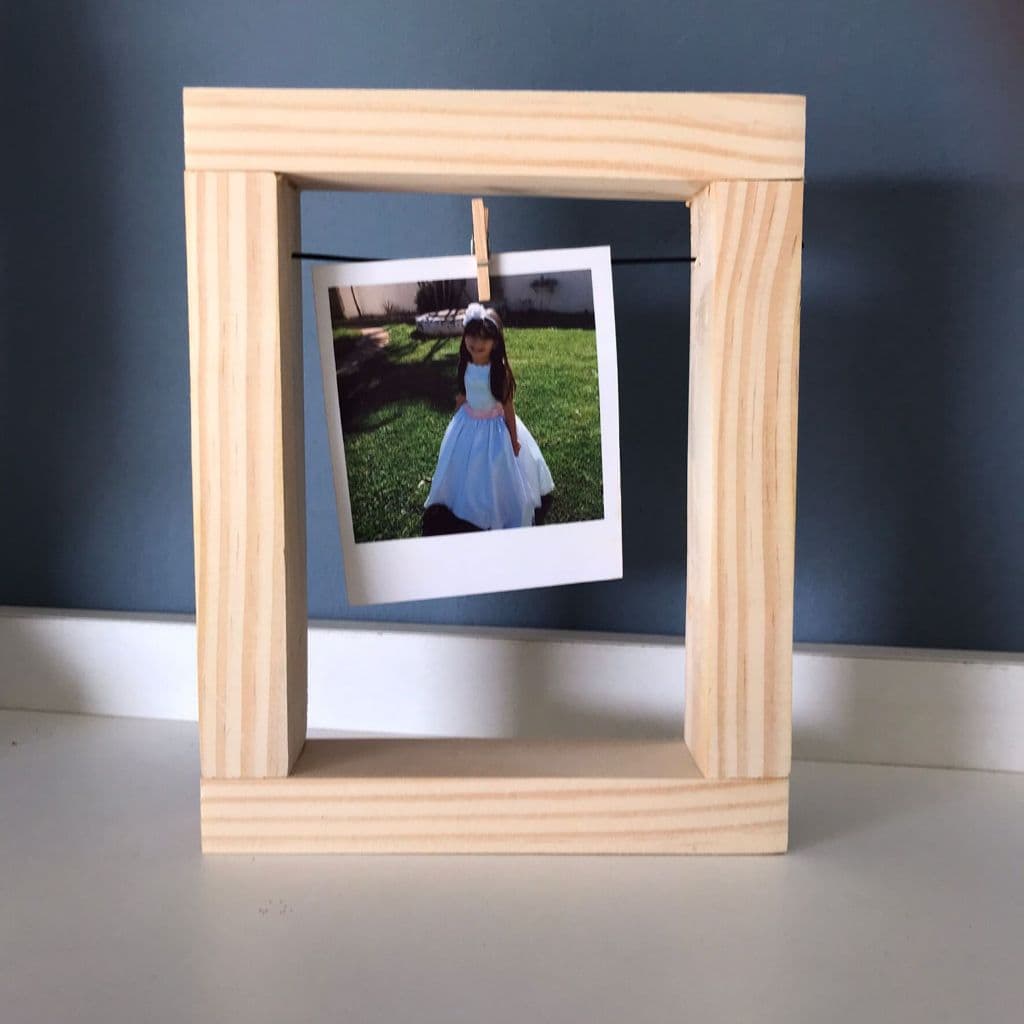 kit com 10 porta retrato 12X16 vertical  rústicos vazados  estilo varal de pinus com prendedor madeira pinus.