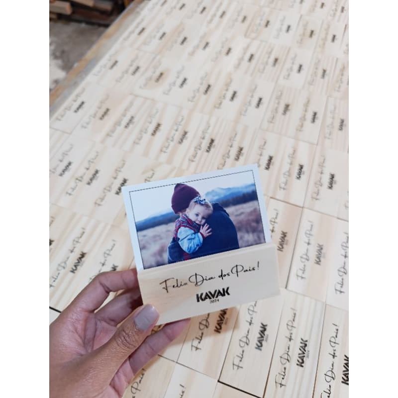 Porta-retrato personalizado de madeira com foto de pai e filho com texto 'Feliz Dia dos Pais!'