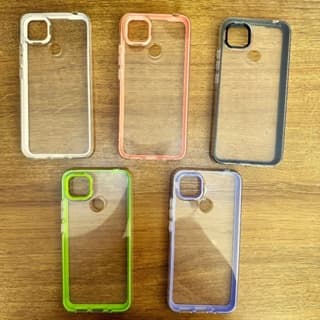 Seis capas transparentes para smartphones em cores diferentes sobre uma superfície de madeira