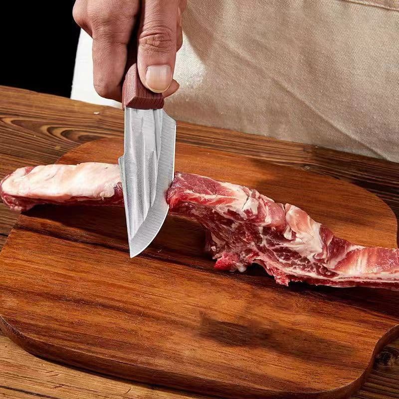 Faca de desossa profissional cortando carne em tábua de madeira