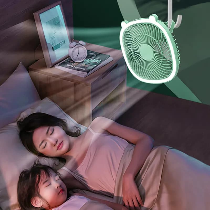 Ventilador de mesa USB recarregável com três velocidades, verde, formato de urso, acima de cama.