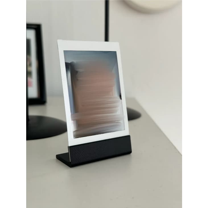 Suporte minimalista para foto Instax Mini em preto e branco