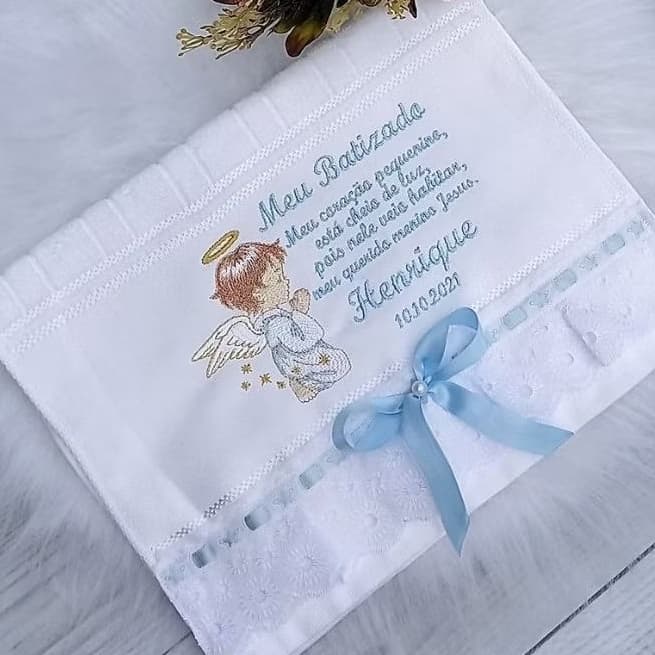 Toalha de batismo branca bordada com anjo e mensagem religiosa, fita azul, data 10/02/2021