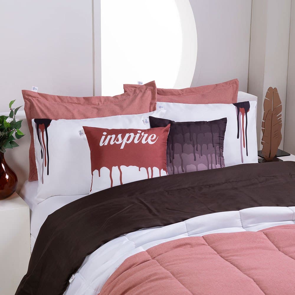Kit Edredom Linho Colorful Casal King com estampas artísticas em rosa, marrom e branco.