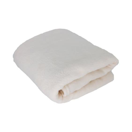 Manta de microfibra branca king size, confortável e macia, dobrada em duas camadas.