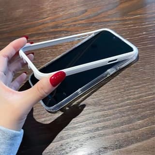 Capinha transparente para celular forma 'L' segurada por mão com unhas vermelhas