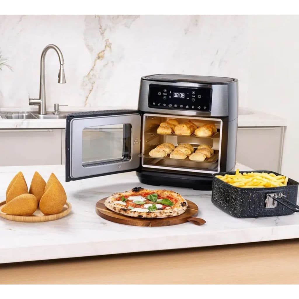 Fritadeira elétrica WAP OVEN DIGITAL 12L com cestos de batatas fritas e pizza, em uma cozinha moderna