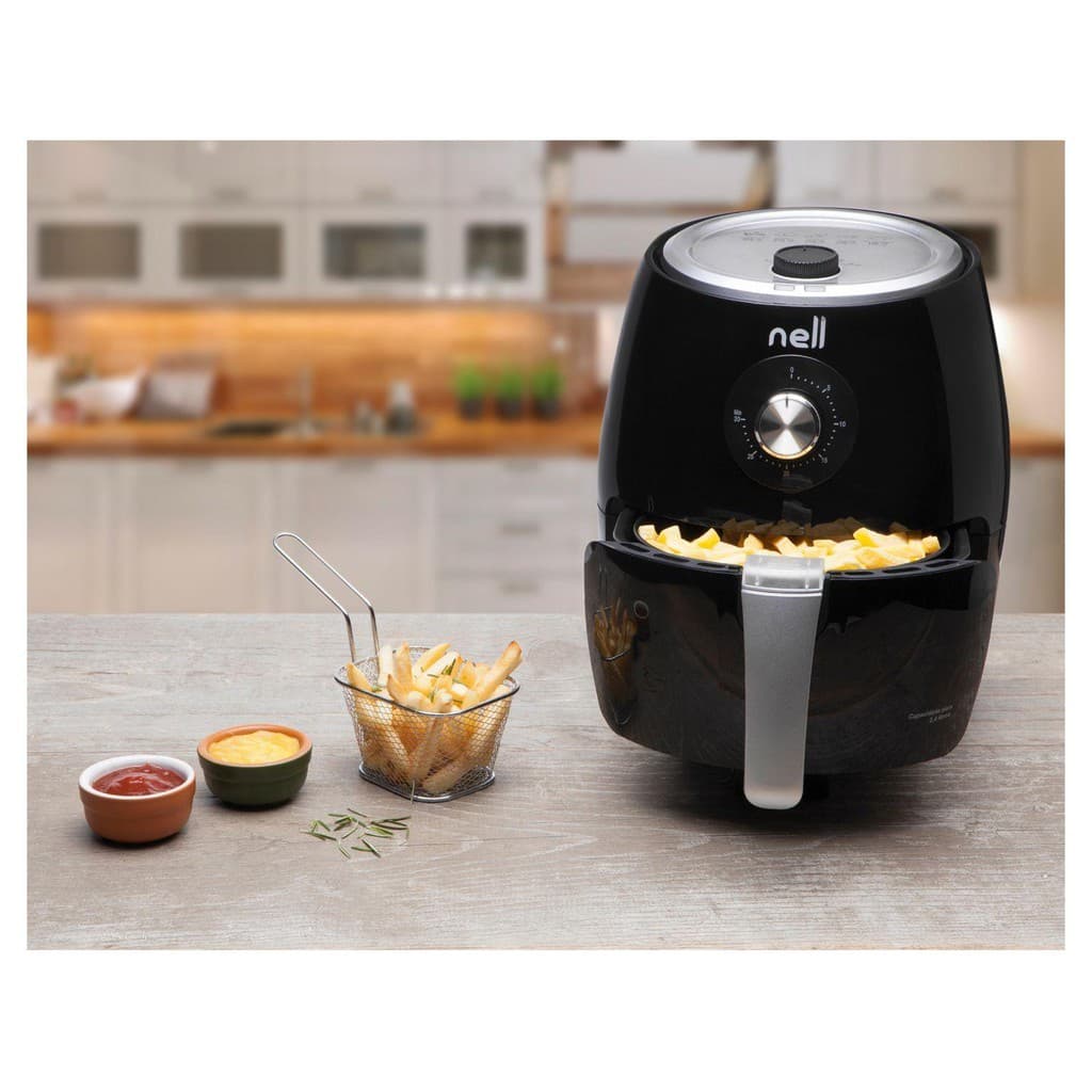 Panela Air Fryer Nell 2,4L preta em uma cozinha com batatas fritas no cesto