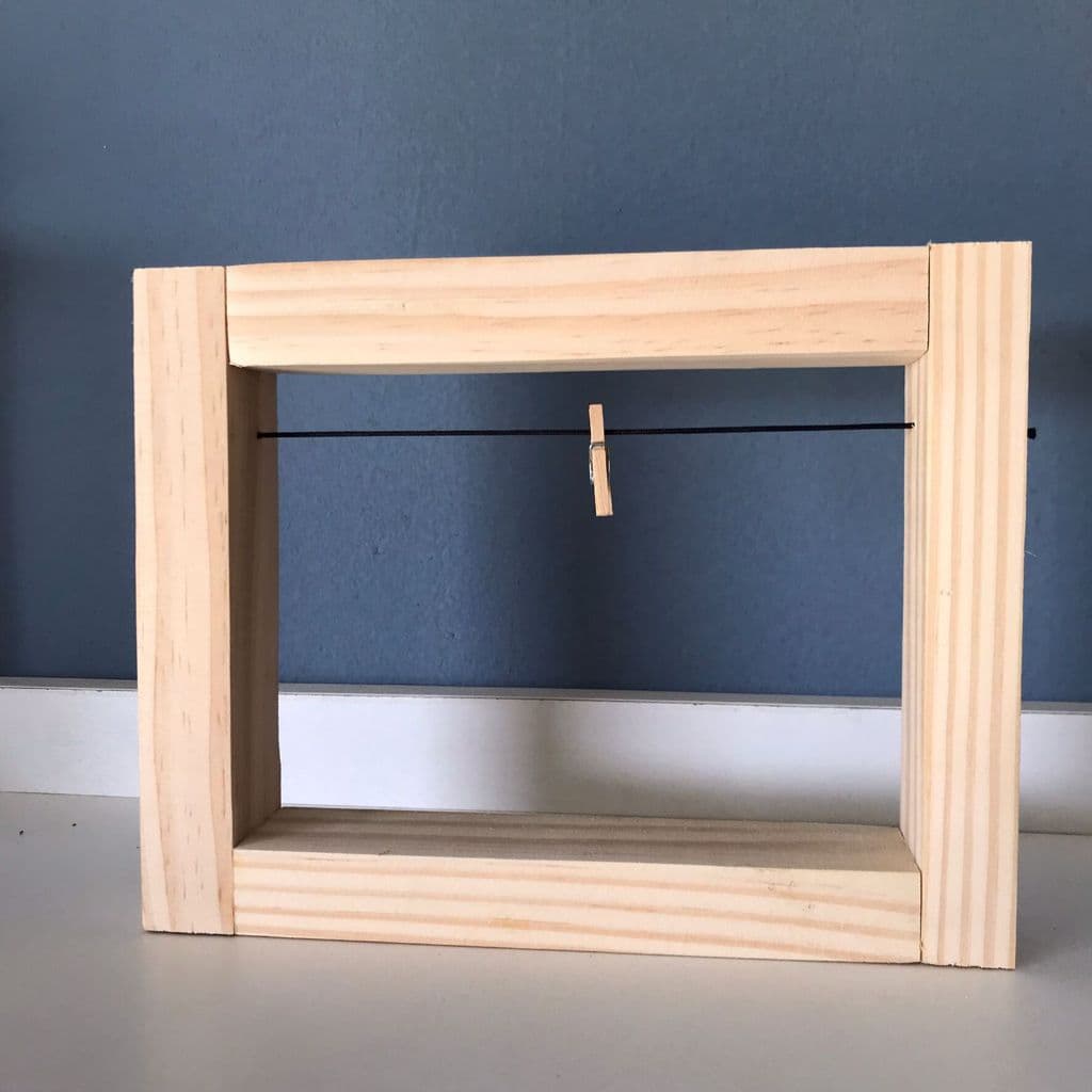 kit com 30 porta retrato horizontal 12x16cm  rústicos vazados  estilo varal de pinus com prendedor madeira pinus.