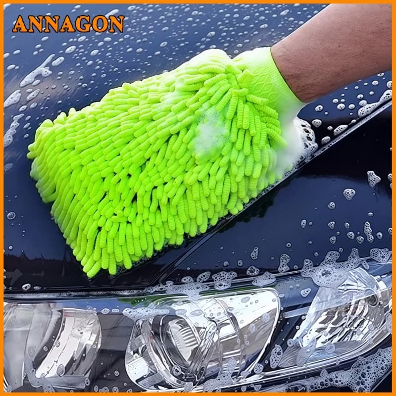Luva de microfibra verde neon para limpeza de carro, mostrando detalhes do tecido e respingos de água