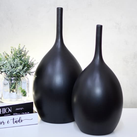Dois vasos decorativos modernos pretos em cerâmica para decoração de sala
