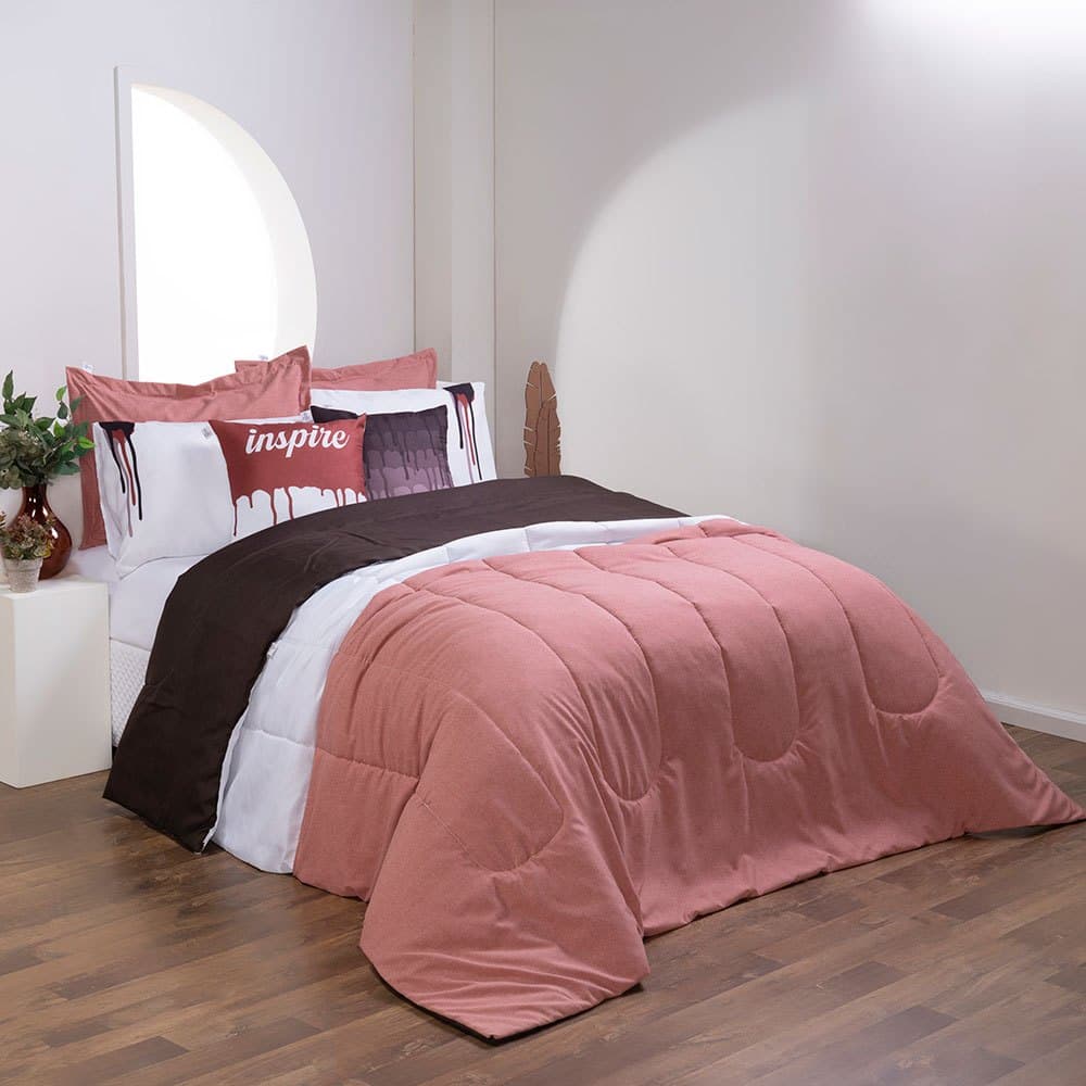 Kit 7 Peças Edredom Casal King Colorful Linho e Hipercal 400 Fios, rosa e marrom, disposto em cama com fundo branco e piso de madeira.