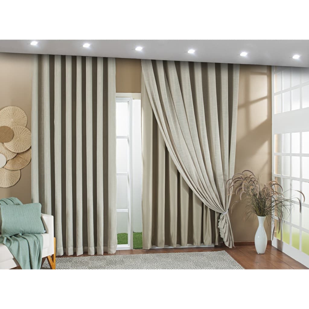 Cortina de listras verticais em bege e branco com forro blackout
