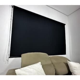 Cortina rolo blackout preta pronta para instalar em janela