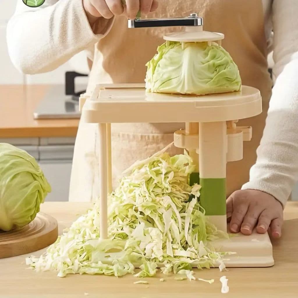 Mini fatiador manual para cortar repolho, duas lâminas, verde e branco, corte de repolho em uma mesa de madeira