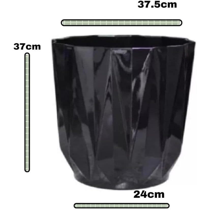 Vaso geométrico preto para plantas com medidas de 37 cm de altura, 24 cm de diâmetro e 37,5 cm de largura.