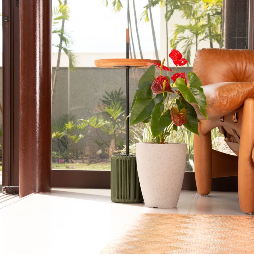 Vaso decorativo branco de polietileno com planta vermelha, 31 cm, ambiente moderno
