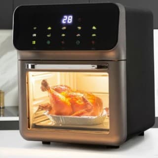 Fritadeira Air Fryer OKICASA 10 Litros com frango assado dentro, cozinha moderna, 8 funções, 3 bandejas.