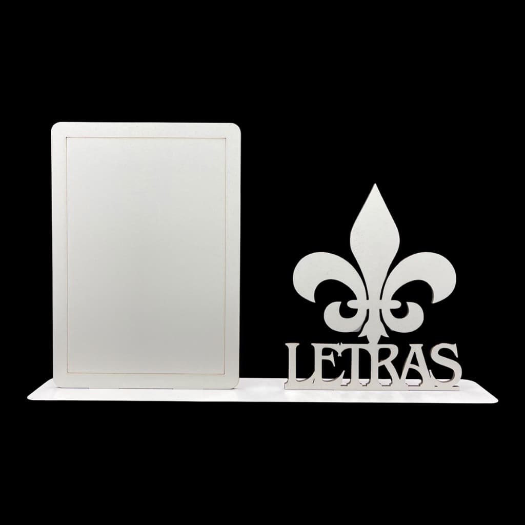 Porta-retrato branco em MDF com design de flor de lis e texto 'LETRAS', fundo preto