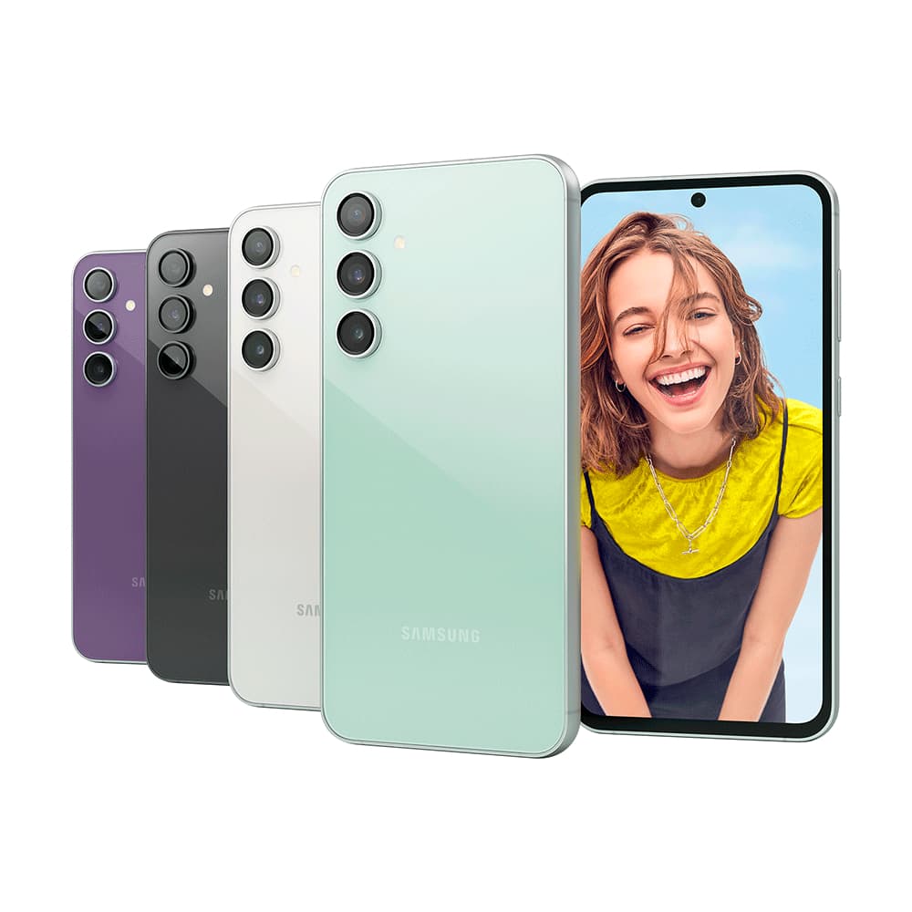 Exposição de smartphones Samsung Galaxy S23 FE 5G em cores roxo, preto, branco, verde e cinza com câmera tripla e foto de mulher sorrindo no display.