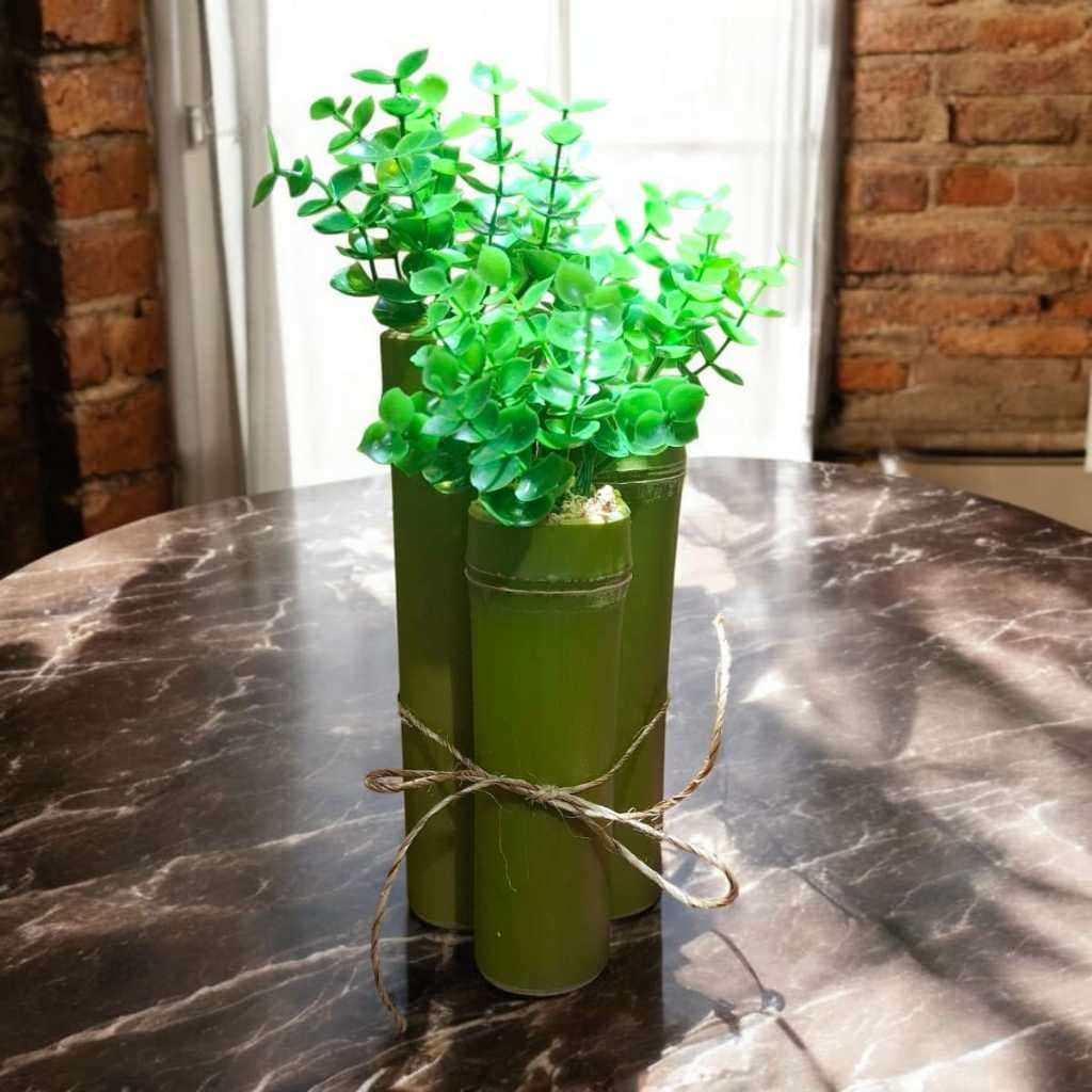 Trio de vasos de bambu com plantas artificiais verdes