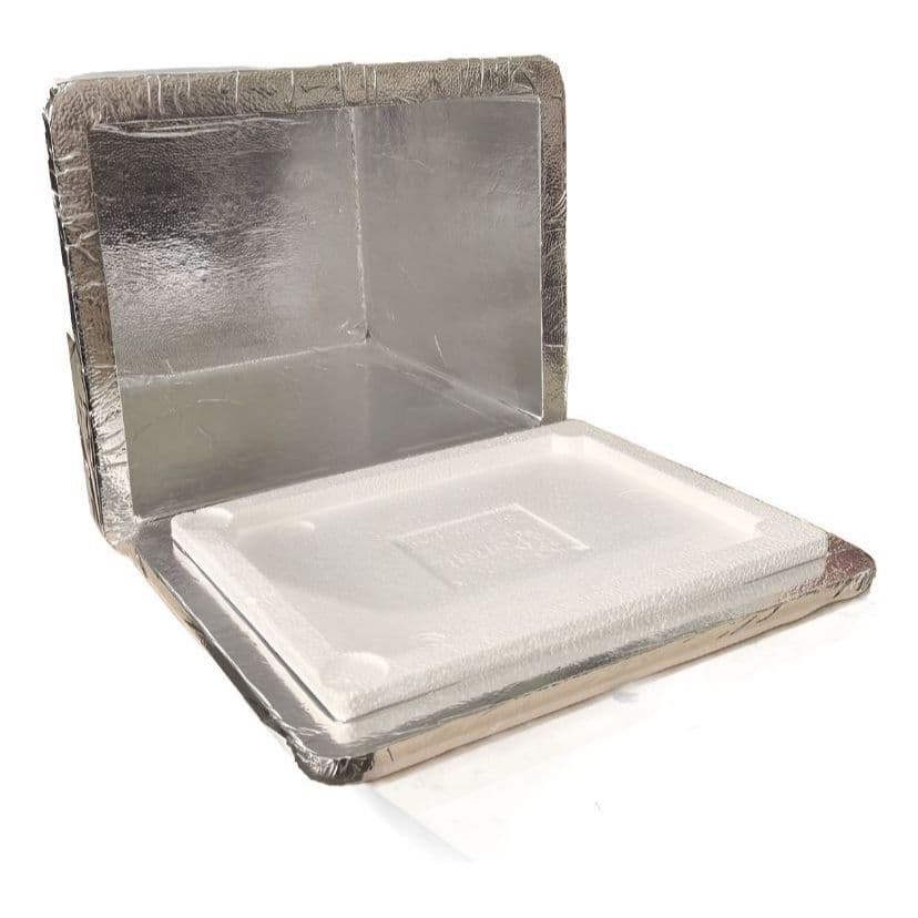 Caixa térmica de isopor laminado de 45 litros aberta, mostrando o interior branco e o exterior prateado refletivo