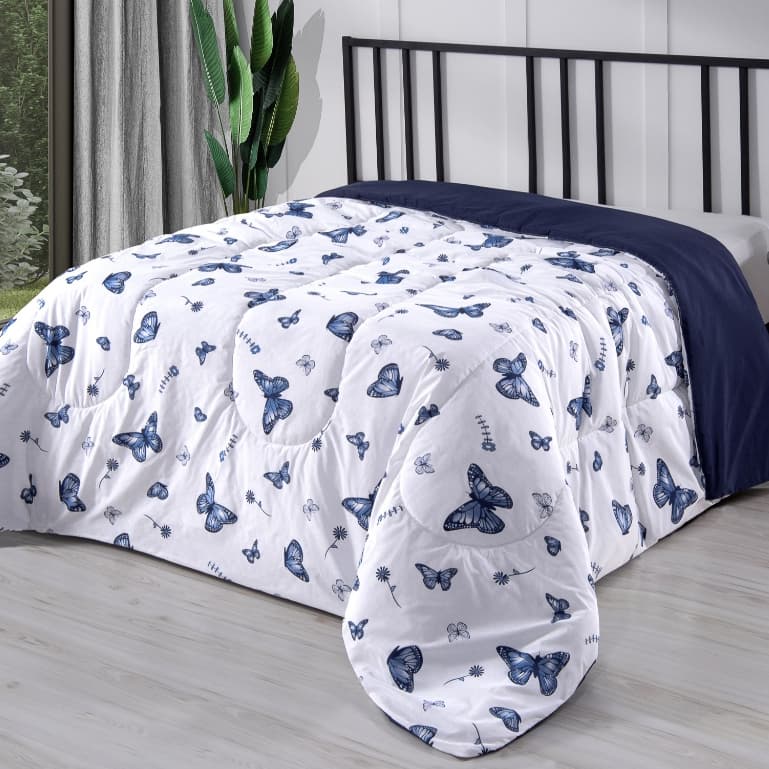 Edredom de casal com estampa de borboletas azuis em fundo branco e camada azul sólida na parte inferior