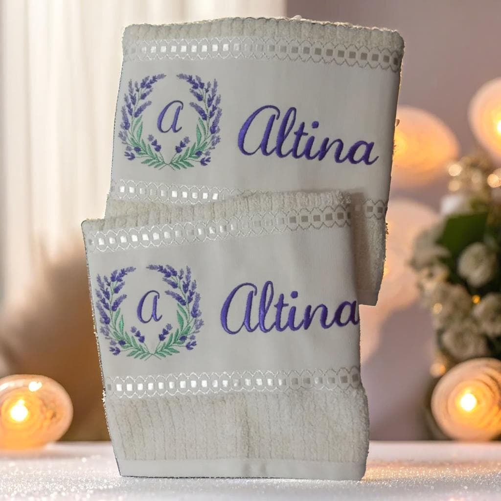 Toalhas de rosto personalizadas bordadas com nome Altina, flores de lavanda e letras em violeta, sobre fundo branco