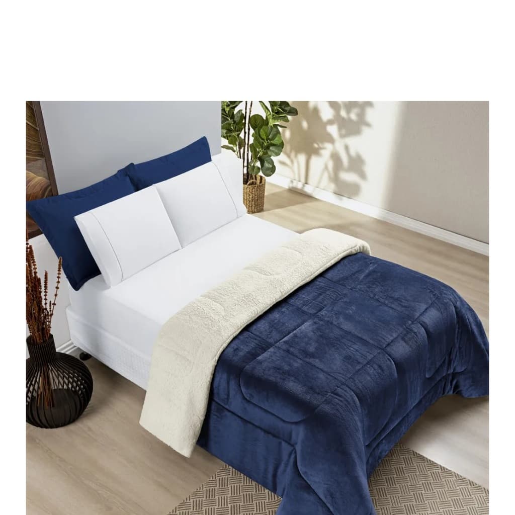 Edredom azul e manta branca sobre cama queen-size, piso de madeira, vaso com plantas