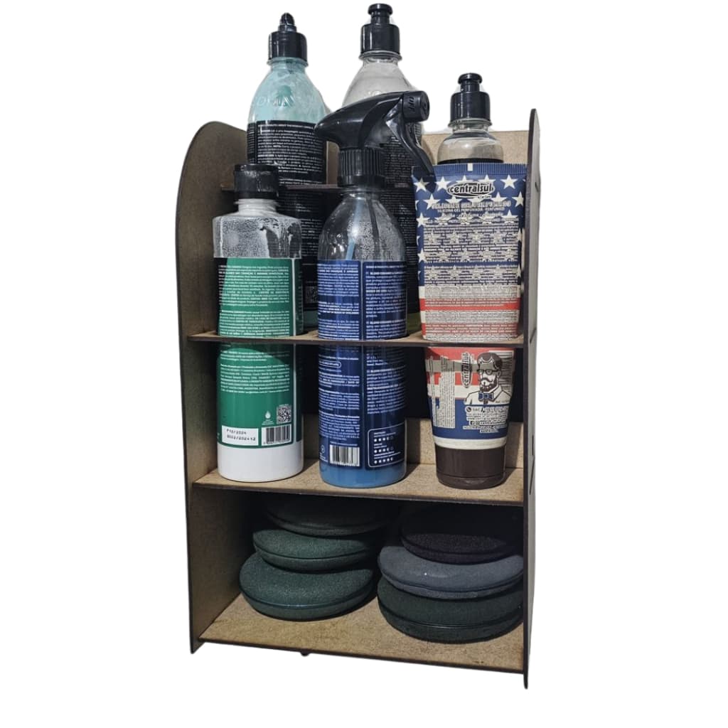 Suporte organizador para produtos de limpeza automotiva com garrafas e produtos de limpeza