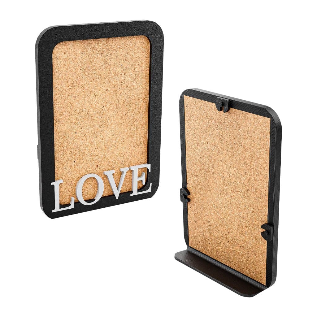 Kit com três porta retratos artesanais 'LOVE' em bege e preto, sobre fundo branco