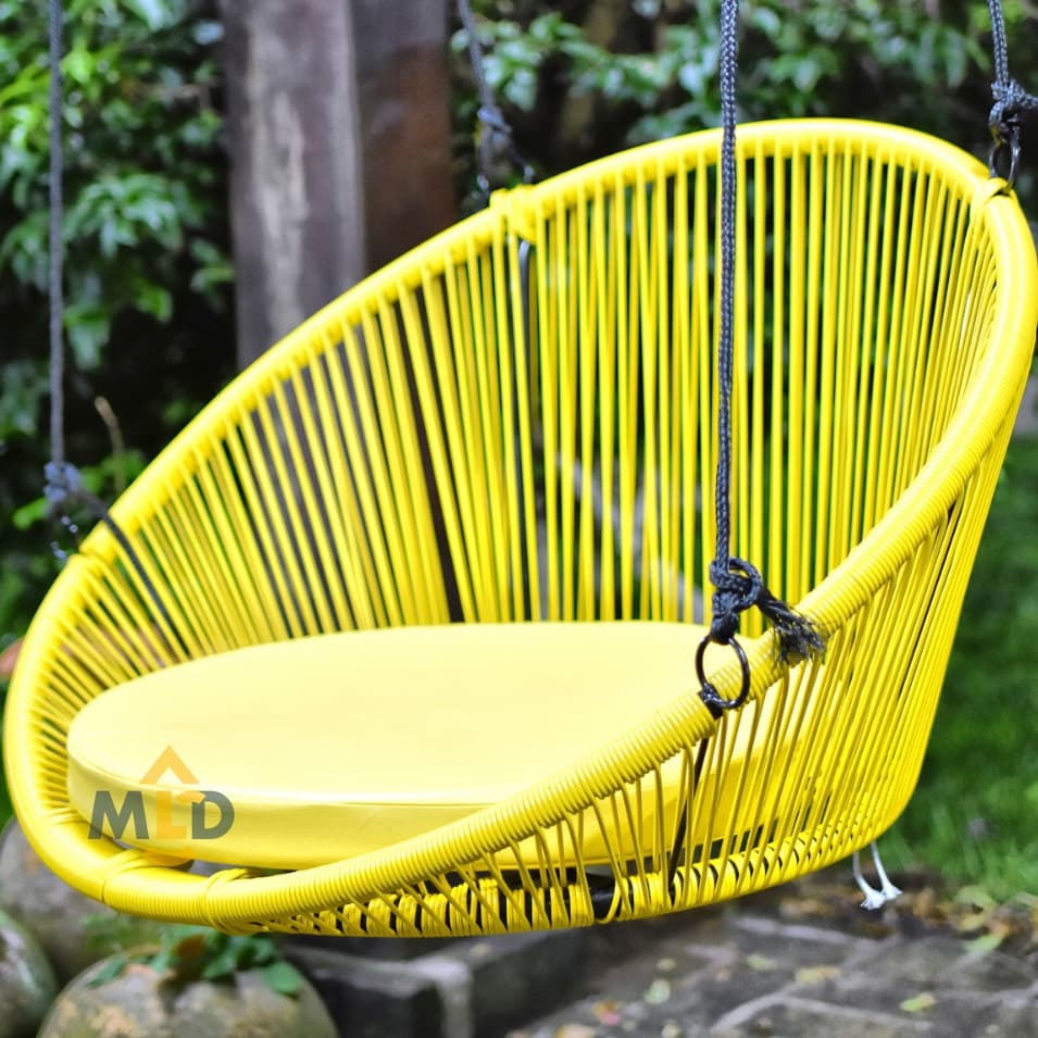 Balanço suspenso amarelo para varanda com assento circular e corda amarela