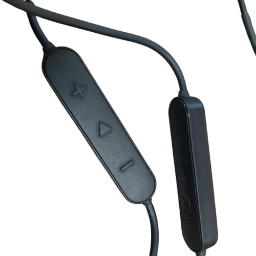 Adaptador Bluetooth preto para fones de ouvido com botões de controle.