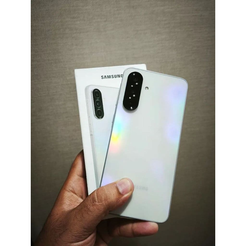 Smartphone Samsung Galaxy A36 5G branco na mão