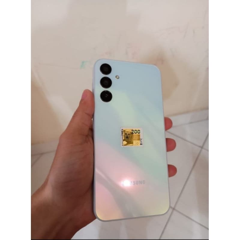 Samsung Galaxy A15, smartphone com câmera traseira de quatro lentes, cor iridescente, logotipo Samsung