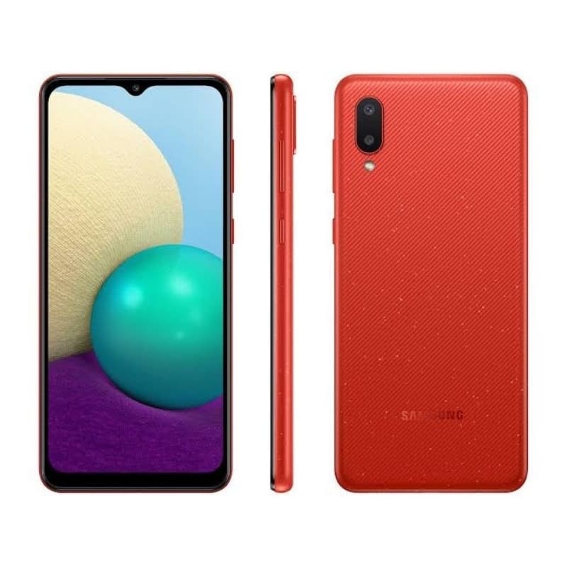 Smartphone Samsung Galaxy A02 vermelho com tela frontal e câmera frontal visíveis