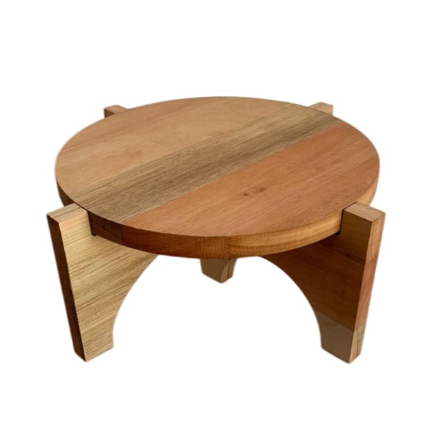 Suporte de madeira para vaso em eucalipto com design circular e três pernas angulares