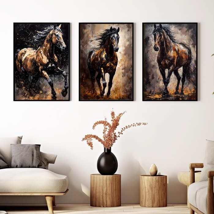 Kit de 3 quadros decorativos com pinturas de cavalos selvagens em fundo escuro, para sala ou corredor.