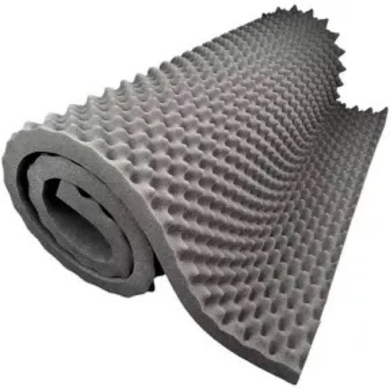 Folha de espuma acústica cinza em forma de rolo, textura de células hexagonais