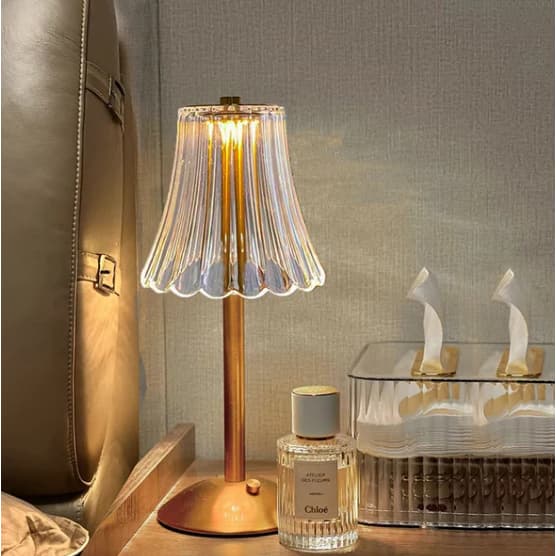 Luminária de mesa vintage com base dourada e cúpula transparente iluminada