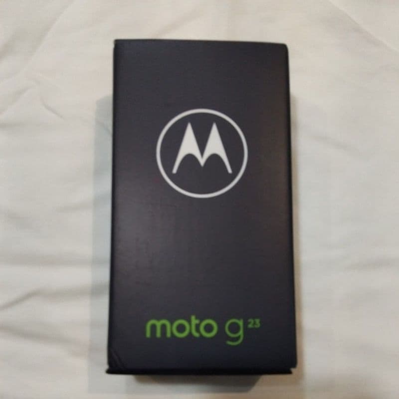 Caixa do smartphone Moto g23 com logotipo da Motorola