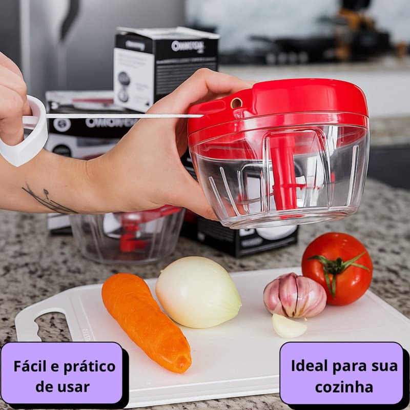 Processador manual de alimentos vermelho e transparente com tampa vermelha, em uso na cozinha.