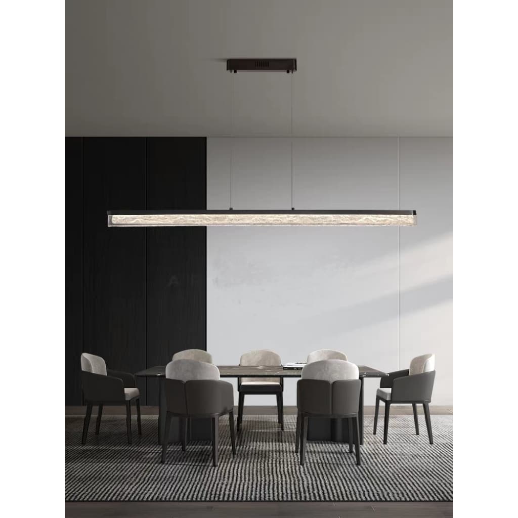 Lustre linear branco com textura glacial para sala de jantar minimalista
