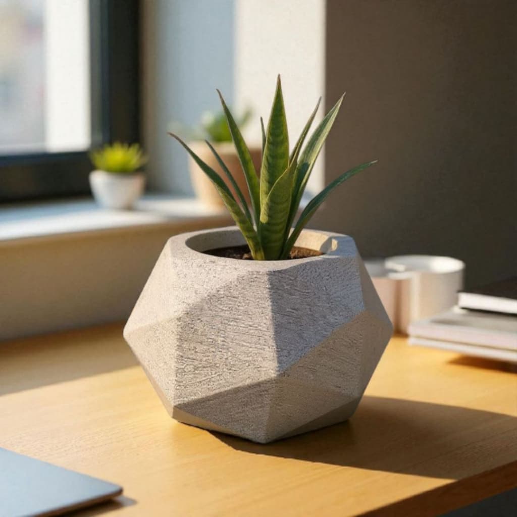 Vaso decorativo geométrico cinza claro para plantas em um ambiente de escritório