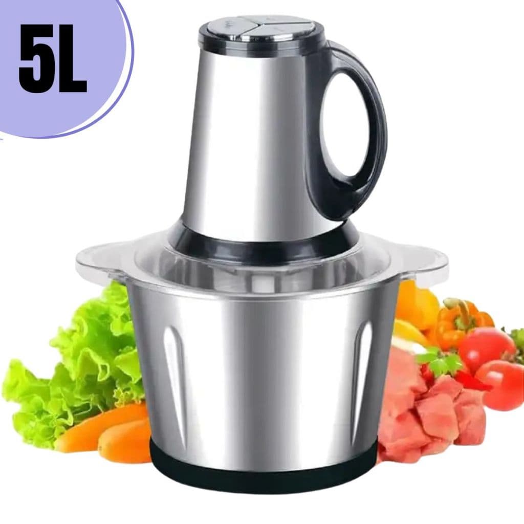 Moedor elétrico de 5 litros com aço inoxidável e base preta, rodeado por vegetais e carnes.